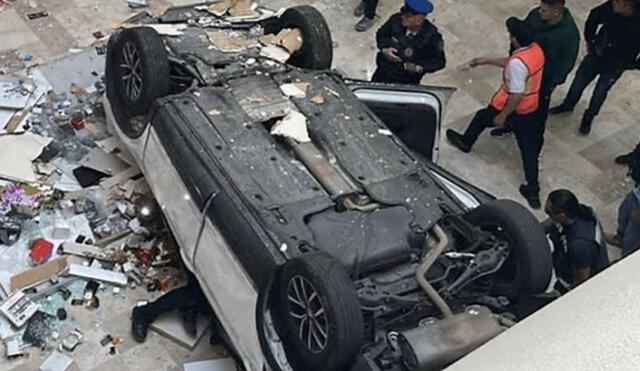 Accidente en centro comercial de CDMX dejó herida a la conductora del auto.
