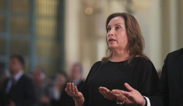 ¿Un gobierno con las manos manchadas? Dina Boluarte se aferra al cargo y el Congreso calcula hasta cuándo sostenerla. ¿Un gobierno con las manos manchadas? Dina Boluarte se aferra al cargo y el Congreso calcula hasta cuándo sostenerla.