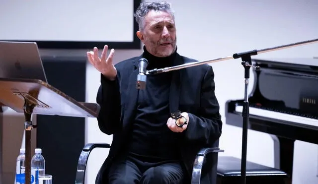 Fito Páez en una universidad argentina. Fito Páez en una universidad argentina.