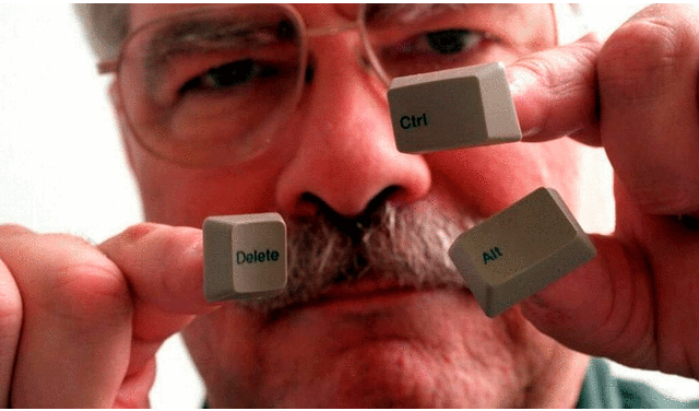 David Bradley posando con las teclas de su famoso comando. David Bradley posando con las teclas de su famoso comando.