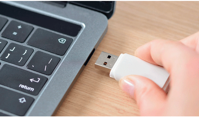 Todas las memorias USB tienen estos agujeros en su conector. Todas las memorias USB tienen estos agujeros en su conector.