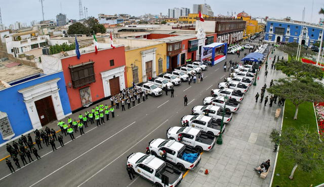 La adquisición de 140 camionetas y 120 motos, junto con 240 chalecos antibalas, fortalece el patrullaje. La adquisición de 140 camionetas y 120 motos, junto con 240 chalecos antibalas, fortalece el patrullaje.