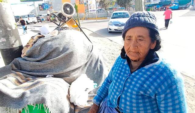 La adulta mayor vive a la intemperie en las calles de Arequipa y necesita apoyo urgente. Foto: Facebook Exitosa La adulta mayor vive a la intemperie en las calles de Arequipa y necesita apoyo urgente. Foto: Facebook Exitosa