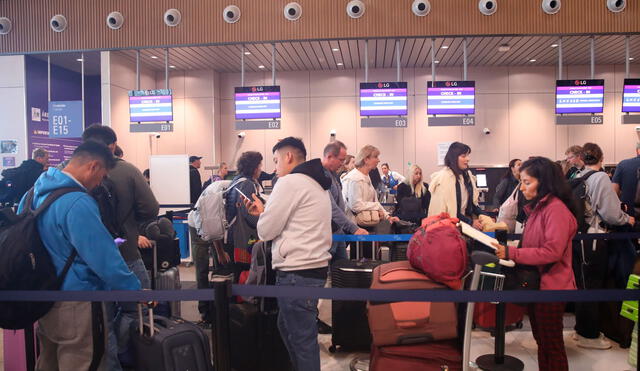 Pasajeros deben realizar control migratorio de forma virtual. Foto: La República Pasajeros deben realizar control migratorio de forma virtual. Foto: La República