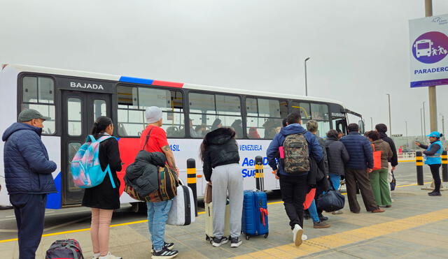 Pasajeros tienen que esperar por más de 30 minutos para subir a los buses. Foto: La República Pasajeros tienen que esperar por más de 30 minutos para subir a los buses. Foto: La República