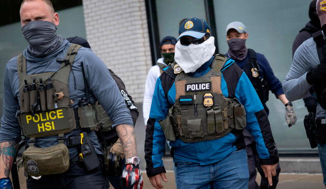 Las redadas del ICE manejan un nuevo truco alarmante contra inmigrantes. Las redadas del ICE manejan un nuevo truco alarmante contra inmigrantes.