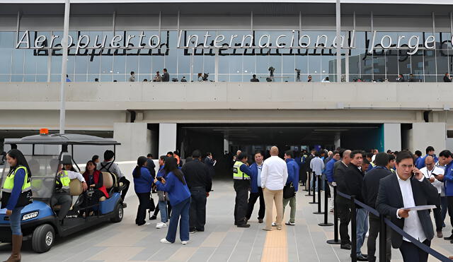 Los usuarios del nuevo Jorge Chávez podrán acelerar control migratorio en aeropuerto. Foto: Composición LR/CDN Los usuarios del nuevo Jorge Chávez podrán acelerar control migratorio en aeropuerto. Foto: Composición LR/CDN