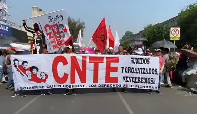 Maestros de la CNTE marchan hoy rumbo al Zócalo en el centro de la CDMX .
