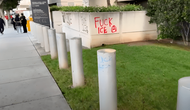 Manifestantes rechazaron las redadas del ICE en Los Ángeles.