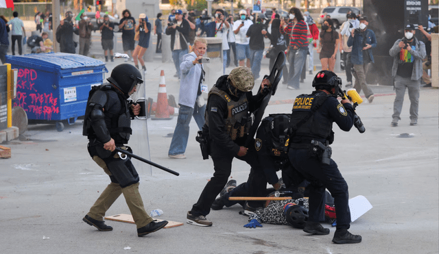 ICE detiene inmigrantes en Los Ángeles mientras crecen protestas ciudadanas.