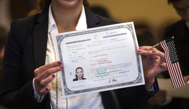 Los solicitantes de la ciudadanía americana deben demostrar habilidades en inglés y aprobar un examen cívico. Los solicitantes de la ciudadanía americana deben demostrar habilidades en inglés y aprobar un examen cívico.