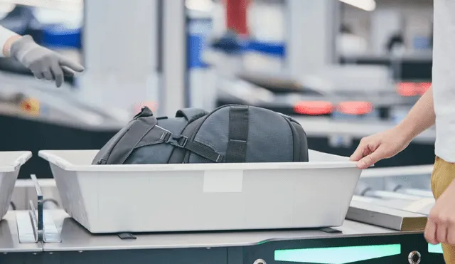Planificar un viaje en avión, las aerolíneas suelen incluir en el precio del boleto la posibilidad de llevar un artículo personal, como una mochila o bolso de mano. Foto: AerolíneaL Planificar un viaje en avión, las aerolíneas suelen incluir en el precio del boleto la posibilidad de llevar un artículo personal, como una mochila o bolso de mano. Foto: AerolíneaL
