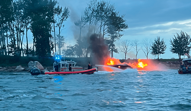 Un impactante incendio se registró en un barco de El Bronx, en Nueva York. Un impactante incendio se registró en un barco de El Bronx, en Nueva York.