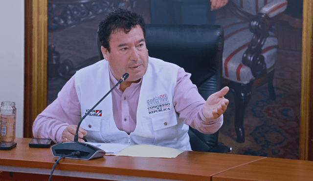 Edwin Martínez aseguró en otra entrevista que él nunca justificó un caso de violación. Foto: Congreso Edwin Martínez aseguró en otra entrevista que él nunca justificó un caso de violación. Foto: Congreso