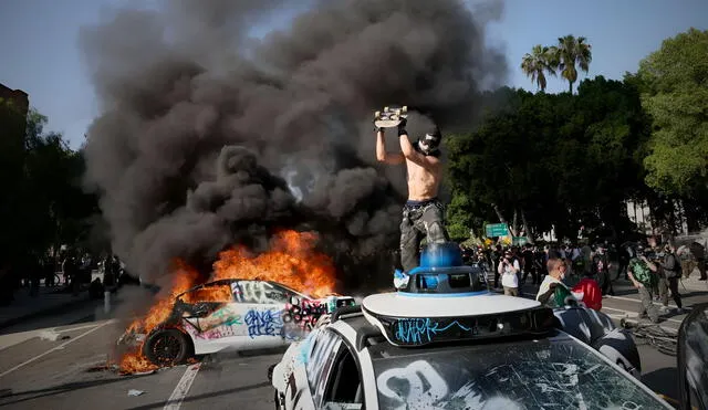Intensas protestas en Los Ángeles, California, resultaron en el incendio de un coche patrulla tras ser alcanzado por un objeto en llamas. Intensas protestas en Los Ángeles, California, resultaron en el incendio de un coche patrulla tras ser alcanzado por un objeto en llamas.