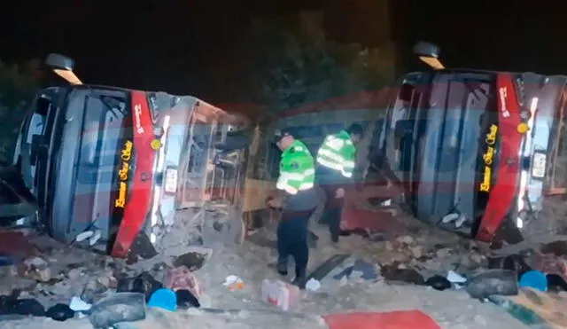 Bomberos y la PNP llegó al lugar del accidente en Ica para ayudar a los heridos y realizar las diligencias necesarias en cuanto al fallecido. Foto: composición LR/Exitosa Bomberos y la PNP llegó al lugar del accidente en Ica para ayudar a los heridos y realizar las diligencias necesarias en cuanto al fallecido. Foto: composición LR/Exitosa