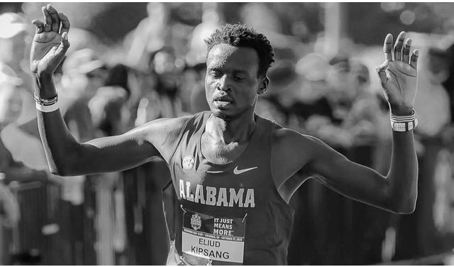 Eliud Kipsang batió el récord NCAA de los 1500m en 2022, con 3:33.74. Eliud Kipsang batió el récord NCAA de los 1500m en 2022, con 3:33.74.