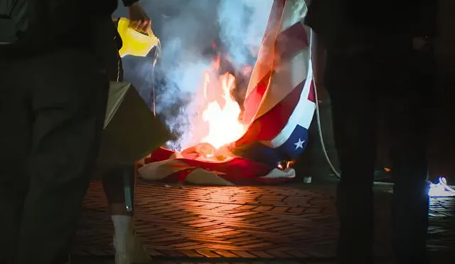 Manifestaciones contra el ICE en Seattle terminaron en enfrentamientos con la policía y quema de banderas cerca de la corte Henry M. Jackson.