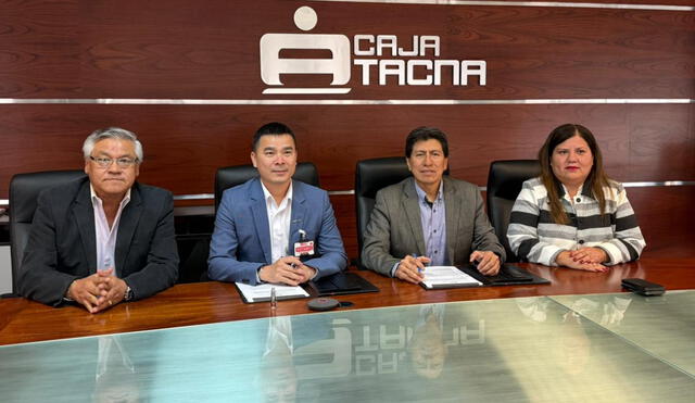 De derecha a izquierda: Jesús Arenas, Presidente de Directorio de Caja Tacna, Trung Diep Van, Gerente del Centro Corporativo de Bitel, Jorge Mejia, Gerente de Administración de Caja Tacna y Roxana Vargas, Gerente de Finanza de Caja Tacna) De derecha a izquierda: Jesús Arenas, Presidente de Directorio de Caja Tacna, Trung Diep Van, Gerente del Centro Corporativo de Bitel, Jorge Mejia, Gerente de Administración de Caja Tacna y Roxana Vargas, Gerente de Finanza de Caja Tacna)