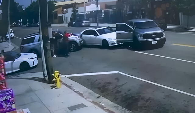 Agentes de ICE realizaron una detención en Boyle Heights, Los Ángeles, embistiendo un automóvil con una familia y dos niños menores a bordo. Agentes de ICE realizaron una detención en Boyle Heights, Los Ángeles, embistiendo un automóvil con una familia y dos niños menores a bordo.