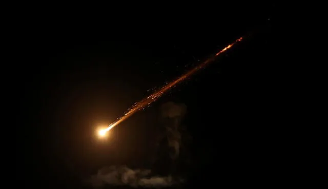 Irán responde con nueva ola de bombardeos a Irán y se activan las alarmas en Jerusalén. Foto: AFP Irán responde con nueva ola de bombardeos a Irán y se activan las alarmas en Jerusalén. Foto: AFP