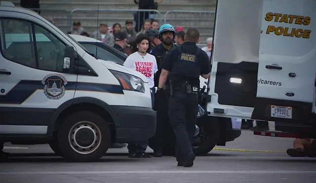 60 personas fueron detenidas afuera del Capitolio de EE. UU. tras una protesta de veteranos en contra del desfile militar y políticas migratorias de Trump. 60 personas fueron detenidas afuera del Capitolio de EE. UU. tras una protesta de veteranos en contra del desfile militar y políticas migratorias de Trump.