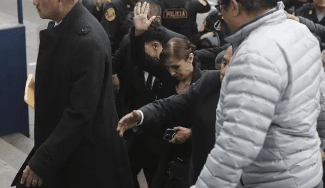 Patricia Benavides intenta ingresar por la fuerza. Foto: Marco Cotrina/La República Patricia Benavides intenta ingresar por la fuerza. Foto: Marco Cotrina/La República