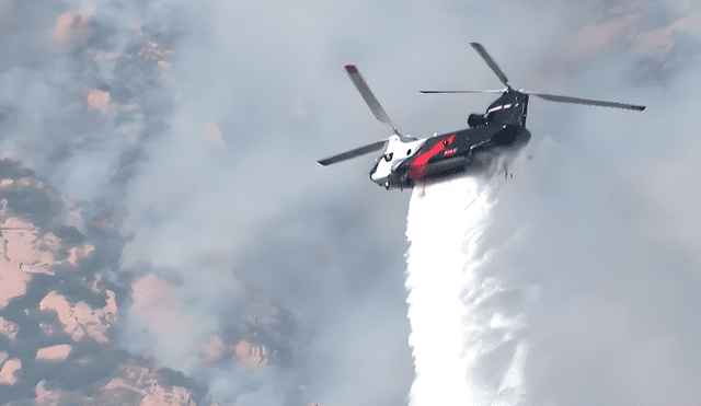 Un helicóptero ayudó en las labores para controlar el incendio forestal. Un helicóptero ayudó en las labores para controlar el incendio forestal.