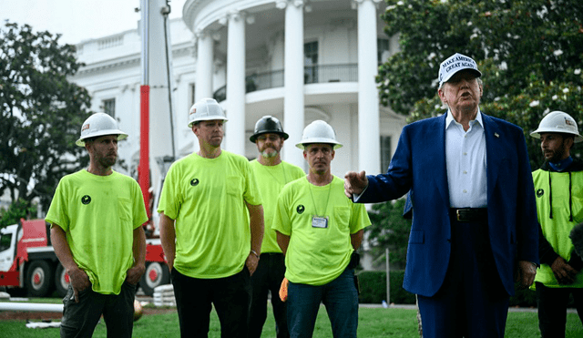 Trump ingresó a la Casa Blanca a la hora de izar la bandera y preguntó por los inmigrantes ilegales. Trump ingresó a la Casa Blanca a la hora de izar la bandera y preguntó por los inmigrantes ilegales.