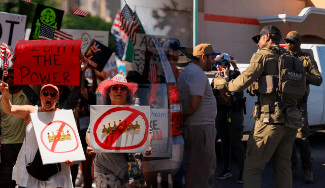 En San Antonio, Texas, ICE detuvo a inmigrantes en trabajados tras protestas. En San Antonio, Texas, ICE detuvo a inmigrantes en trabajados tras protestas.