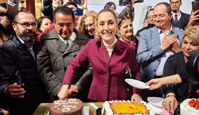 Sheinbaum celebra su cumpleaños trabajando, trabajadores y periodistas la recibieron con regalos. Sheinbaum celebra su cumpleaños trabajando, trabajadores y periodistas la recibieron con regalos.