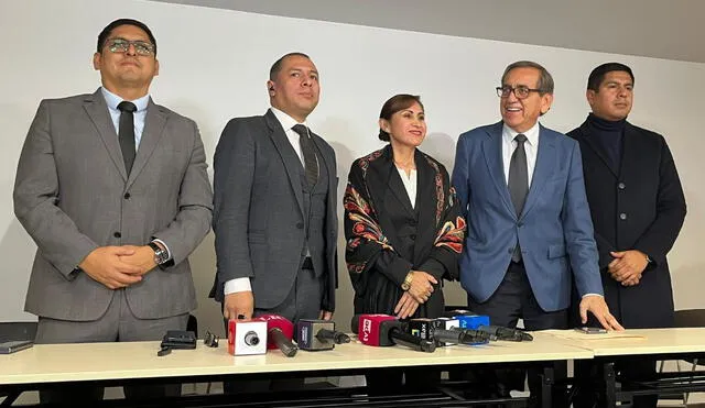 Patricia Benavides apunto contra Delia Espinoza junto a sus abogados | Foto: Kevinn García / URPI-LR Patricia Benavides apunto contra Delia Espinoza junto a sus abogados | Foto: Kevinn García / URPI-LR