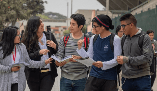 Hoy en día, los peruanos no eligen su carrera correctamente. Hoy en día, los peruanos no eligen su carrera correctamente.