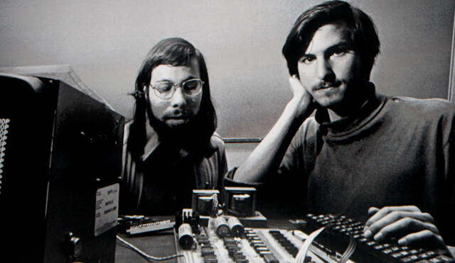 Steve Jobs fundó Apple en 1976, junto a Steve Wozniak. Steve Jobs fundó Apple en 1976, junto a Steve Wozniak.