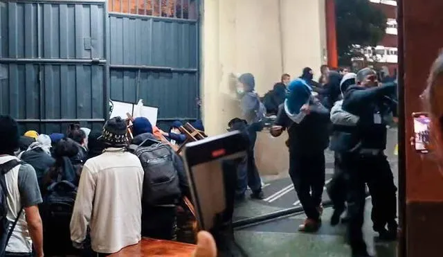  Estudiantes de la UNFV tomaron la universidad tras reiterados reclamos por el incumplimiento de los procesos de matrícula. Foto: composición LR.   
