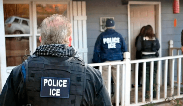 Si ICE ingresa a un domicilio, es crucial mantener la calma y no abrir la puerta sin una orden válida.