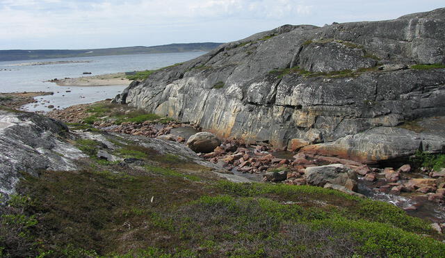 Las rocas del cinturón de piedras verdes de Nuvvuagittuq en Canadá, tendrían información sobre los orígenes del planeta. Foto: Alexandre Jean Las rocas del cinturón de piedras verdes de Nuvvuagittuq en Canadá, tendrían información sobre los orígenes del planeta. Foto: Alexandre Jean
