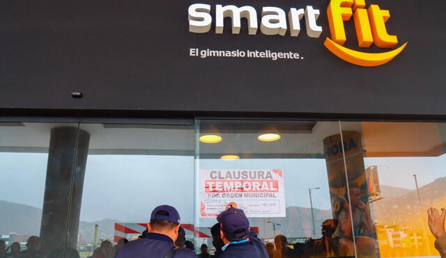 La inoperatividad del ascensor, la ausencia de certificados obligatorios y otras irregularidades fueron las causas de la clausura del Smart Fit. Foto Municipalidad de Ate