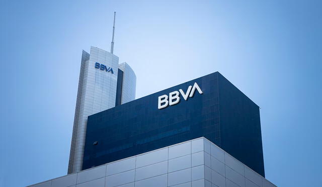 Una red criminal accedió a más de US$200 millones del BBVA con empresas falsas y ayuda desde dentro del banco. El operativo para detenerlos fue frustrado por una filtración. Composición LR