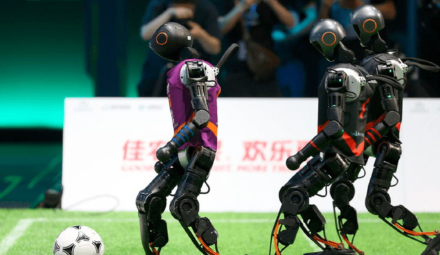 Robots impulsados por la IA compitieron en un torneo de fútbol realizado en China. Foto: News Cgtn Robots impulsados por la IA compitieron en un torneo de fútbol realizado en China. Foto: News Cgtn