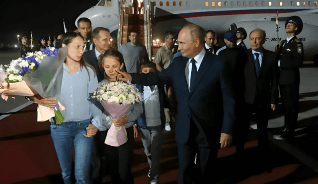 Putin los felicitó en Moscú por su lealtad tras años encubiertos en Sudamérica. Foto: Captura de video TELEFE Putin los felicitó en Moscú por su lealtad tras años encubiertos en Sudamérica. Foto: Captura de video TELEFE