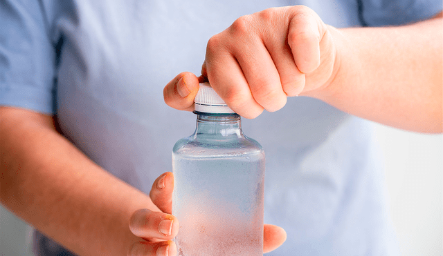 Los científicos descubrieron que acciones comunes como abrir una botella liberarían microplásticos. Foto: IStock Los científicos descubrieron que acciones comunes como abrir una botella liberarían microplásticos. Foto: IStock