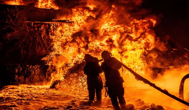El personal de los servicios de emergencia intenta extinguir el fuego que tras ataque ruso en la región de Járkiv. Foto: Servicio de Emergencias de Ucrania vía AP El personal de los servicios de emergencia intenta extinguir el fuego que tras ataque ruso en la región de Járkiv. Foto: Servicio de Emergencias de Ucrania vía AP