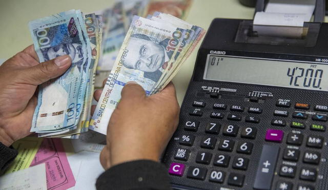 Trabajadores del sector público recibirían aumento de 100 soles en su sueldo. Trabajadores del sector público recibirían aumento de 100 soles en su sueldo.