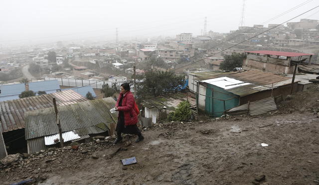 Los caminos se cubren de barro, al igual que las casas, debido a la constante lluvia que cae en esta zona de Lima donde viven 5.537 familias pobres. Foto: Marco Cotrina / LR Los caminos se cubren de barro, al igual que las casas, debido a la constante lluvia que cae en esta zona de Lima donde viven 5.537 familias pobres. Foto: Marco Cotrina / LR