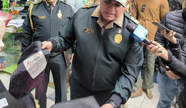 General PNP Javier Vela muestra los chalecos antibalas falsificados. Eran vendidos en el Rímac. General PNP Javier Vela muestra los chalecos antibalas falsificados. Eran vendidos en el Rímac.