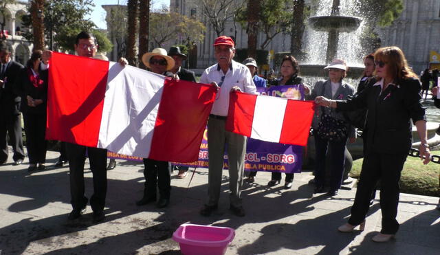 Profesores del Simag denunciaron que no les dejaron desfilar en su día. Foto: Mirelia Quispe - La República. Profesores del Simag denunciaron que no les dejaron desfilar en su día. Foto: Mirelia Quispe - La República.