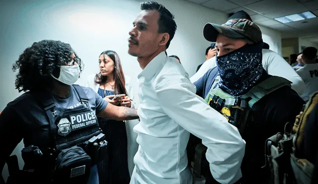 Agentes de ICE sorprenden y arrestan a migrantes en tribunales de inmigración de Estados Unidos. Agentes de ICE sorprenden y arrestan a migrantes en tribunales de inmigración de Estados Unidos.