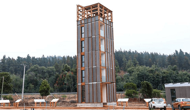La Torre Experimental Peñuelas inició su proyecto en 2015 como parte de una investigación impulsado por el Centro UC de Innovación en Madera (CIM UC). Foto: Madera 21. La Torre Experimental Peñuelas inició su proyecto en 2015 como parte de una investigación impulsado por el Centro UC de Innovación en Madera (CIM UC). Foto: Madera 21.