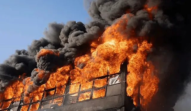 El bombardeo dejo ventanas reventados, fachadas devastadas y coches calcinados. Según autoridades ucranianas informaron daños en al menos 10 distritos de la ciudad. Foto: Servicios de Emergencia de Ucrania El bombardeo dejo ventanas reventados, fachadas devastadas y coches calcinados. Según autoridades ucranianas informaron daños en al menos 10 distritos de la ciudad. Foto: Servicios de Emergencia de Ucrania